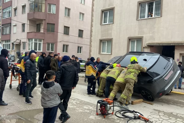 Araç park halindeki otomobilin üzerine çıktı