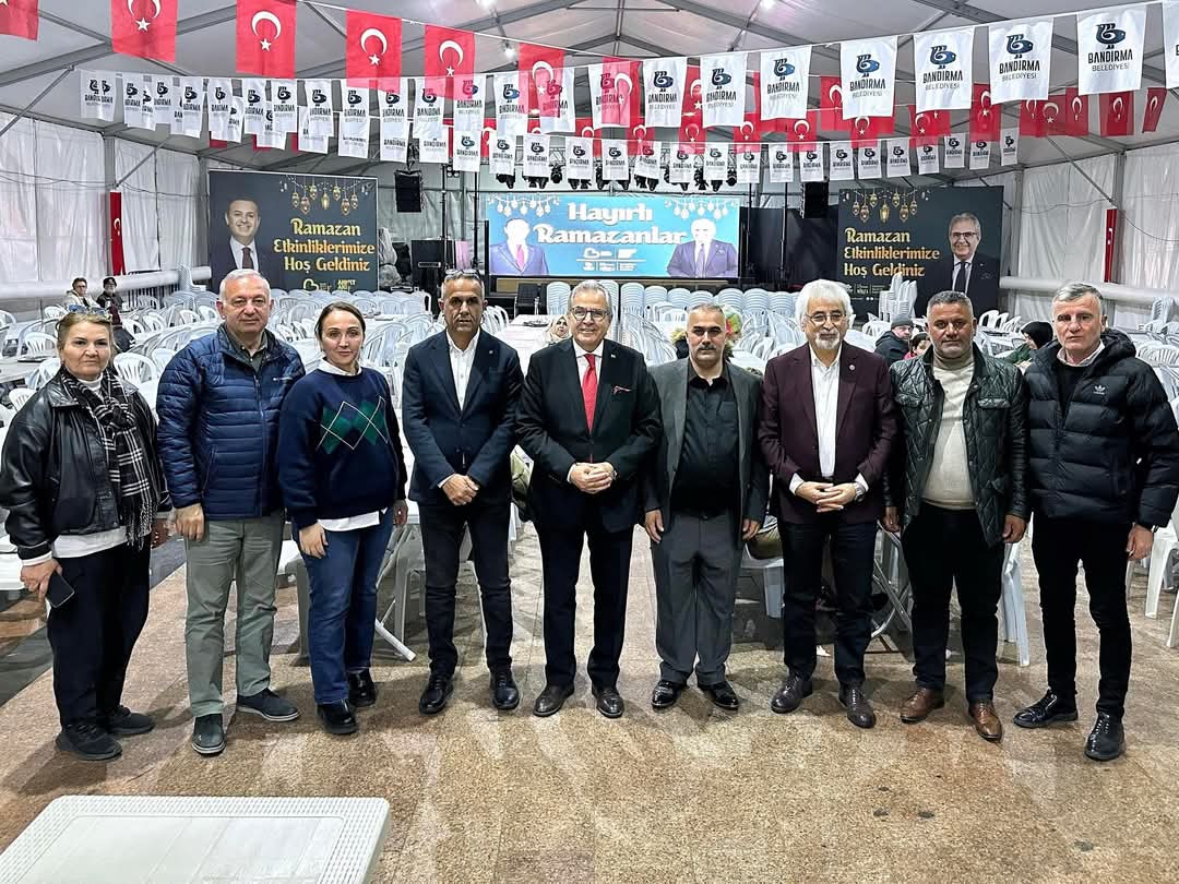 Bandırma Belediyesi tarafından düzenlenen iftar programı, vatandaşların yoğun katılımıyla gerçekleştirildi.
