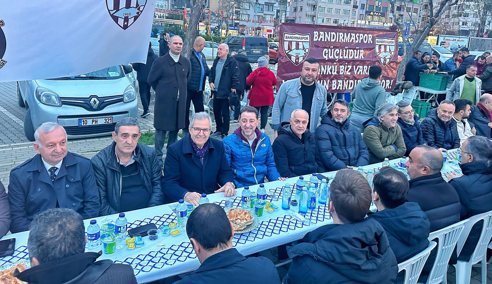 Bandırmaspor Taraftar Derneğinin geleneksel iftar yemeğine katılım çok yoğun oldu.