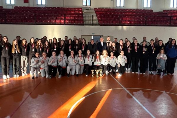 Bandırma Voleybol SK sezonu kupalarla tamamladı