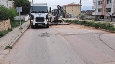 Bandırma’nın eskiyen altyapısı her noktada kendini patlayan su hatlarıyla gösteriyor.