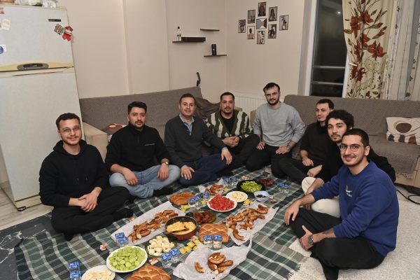 Ahmet Akın, öğrenci evinde sahur yaptı
