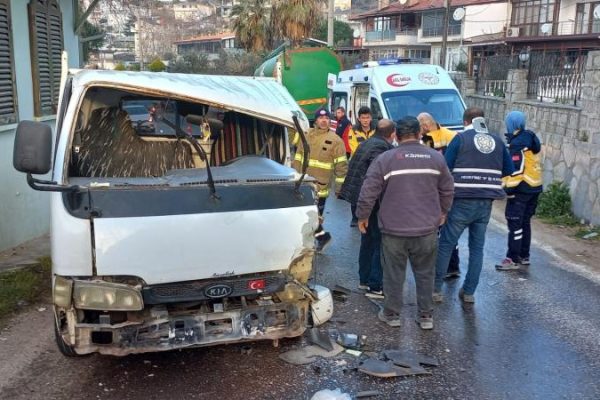 Erdek’te kamyonet, kamyonla kafa kafa çarpıştı: 1 yaralı