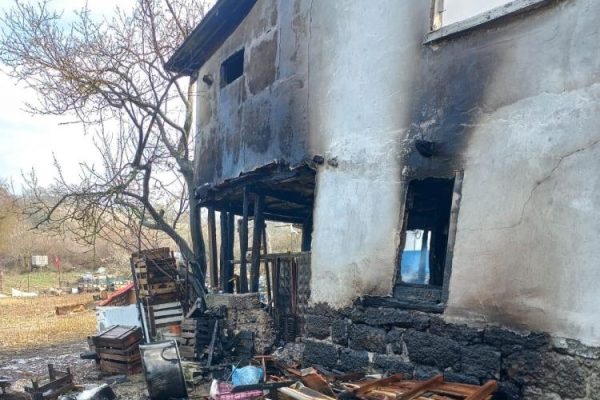  Gönen’de ahşap ev alevlere teslim oldu