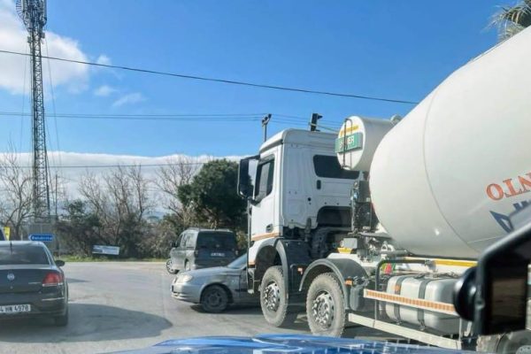 Düzler’de beton mikseri ile otomobil çarpıştı
