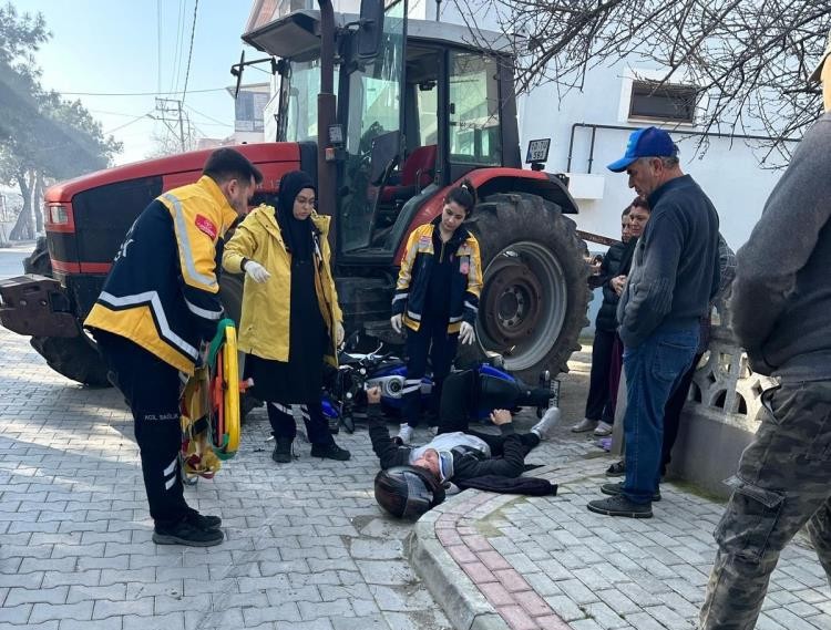 Traktör ile motosiklet çarpıştı: 1 Yaralı