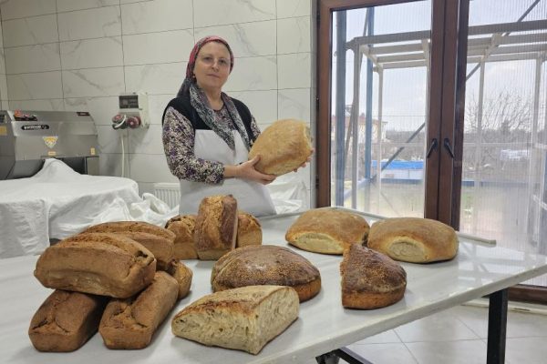 Ekmek yapmaya 12 adetle başladı, şimdi günlük 700 ekmek üretiyor