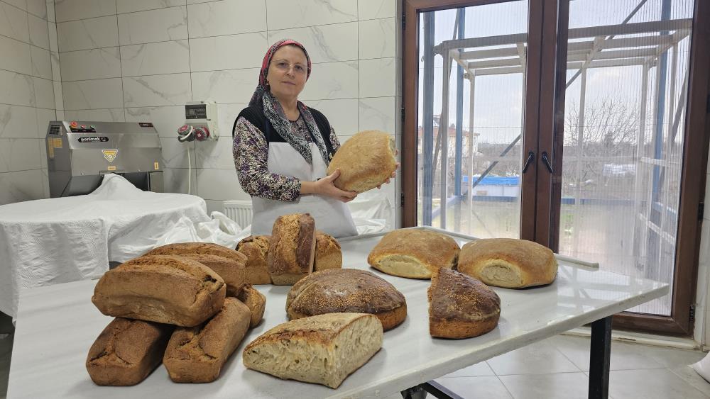 Ekmek yapmaya 12 adetle başladı, şimdi günlük 700 ekmek üretiyor Bandırma ilçesine bağlı Doğanpınar Mahallesi’nde ikamet eden kadın girişimci Emine