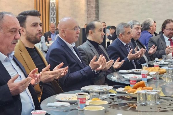 Ak Parti İlçe Teşkilatı İftar Yaptı
