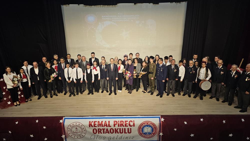 Mehmet Akif Ersoy ve milli mücadele ruhu Bandırma’da anıldı Bandırma’da İstiklal Marşı’nın kabulünün 104’üncü yılı dolayısıyla düzenlenen törende İstiklal