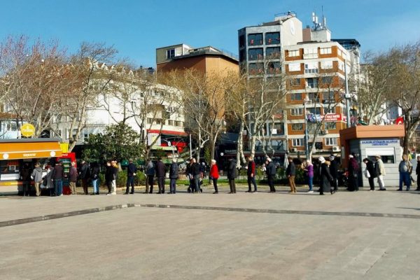 Bandırma’da ucuz  pide kuyruğu