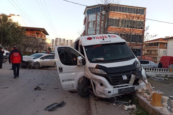 Servis aracı ile otomobil çarpıştı: 6 yaralı
