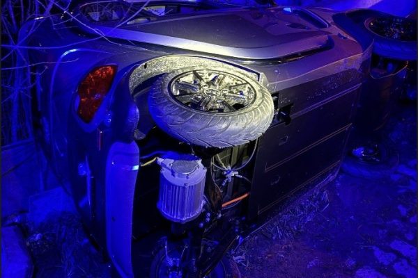 Yan yatan elektrikli otomobil sürücüsü yaralandı