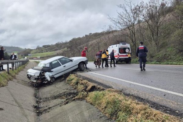  Refüje giren otomobildeki 2 kişi yaralandı