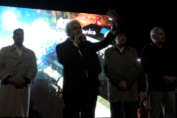 Tüm : Partimizle ilgisi olmayan bir grup provokasyon amaçlı konuşmamı kesti!