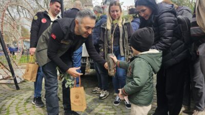Bandırma Orman İşletme Müdürlüğü, Orman Haftası kapsamında Cumhuriyet Meydanı'nda vatandaşlara