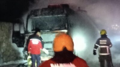 Bandırma-Çanakkale karayolu Merinos mevkisinde bir tırın kupasında yangın çıktı. Edinilen