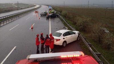 Susurluk ilçesinde Gebze-Orhangazi-İzmir otoyolunda meydana gelen zincirleme trafik kazasında 2