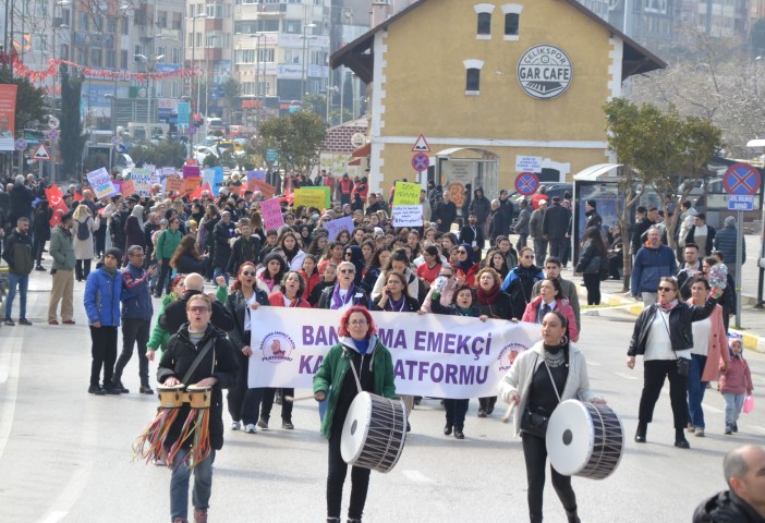 Bandırma Emekçi Kadınlar Platformunun düzenlediği 8 Mart Dünya Emekçi Kadınlar