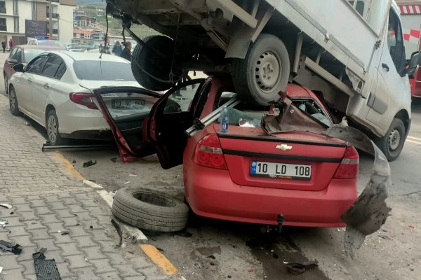 3 kişinin yaralandığı kaza kameralara böyle yansıdı