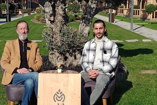 FARKLI MEKANLAR 1. BÖLÜM I YEŞİL VE MAVİNİN BULUŞMA NOKTASI : MUKHA ORMANLI TATİL KÖYÜ
