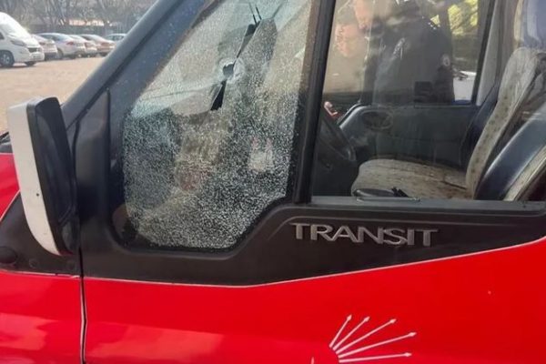 Gönen’de CHP aracına saldıran şahıs silahıyla yakalandı