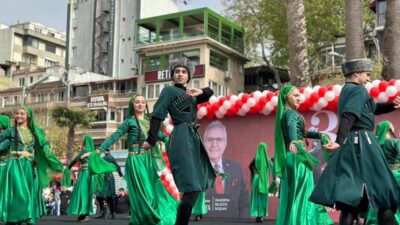 Bandırma, 1. Uluslararası Balıkesir Çocuk Festivali kapsamında düzenlenen halk dansları