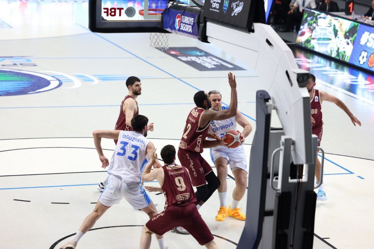 Çayırova Belediyesi: 87   Bordo BK: 61