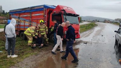 Manyas ilçesinde aşırı yağış nedeniyle kayganlaşan yolda sürücüsünün direksiyon hakimiyetini
