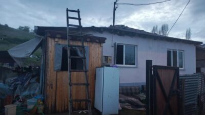 Gönen ilçesinde tek katlı ahşap bina çıkan yangında kullanılamaz hale