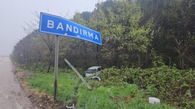 Bandırma’da direksiyon hâkimiyetini kaybeden araç önce tabelaya çarptı sonra yoldan