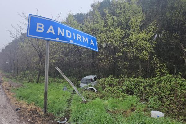 Tabelaya çarpıp uçuruma yuvarlandı