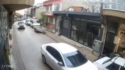 Gönen ilçesinde otomobili ile  park halindeki araçlara çarparak zarar veren