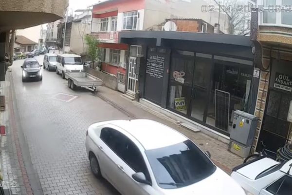 Park halindeki araca çarptı