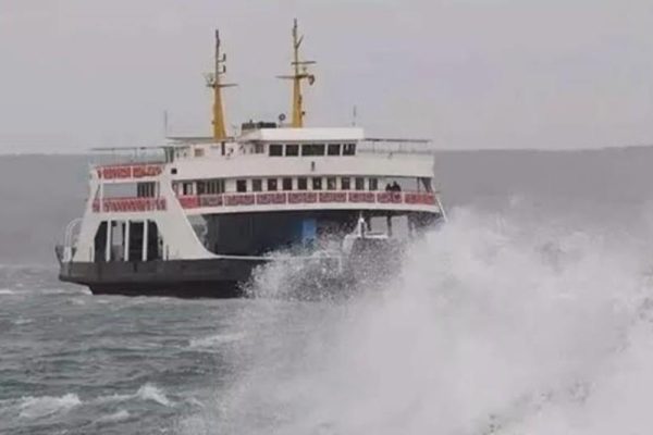 Erdek’te feribot seferleri iptal edildi