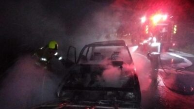 Susurluk ilçesinde park halindeki araçta çıkan yangın, itfaiye ekipleri tarafından