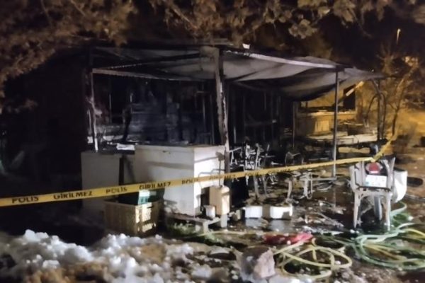 Balık evi alevlere teslim oldu