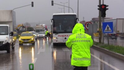 Bandırma’da yağışlı hava nedeniyle kayganlaşan yolda meydana gelen trafik kazasında