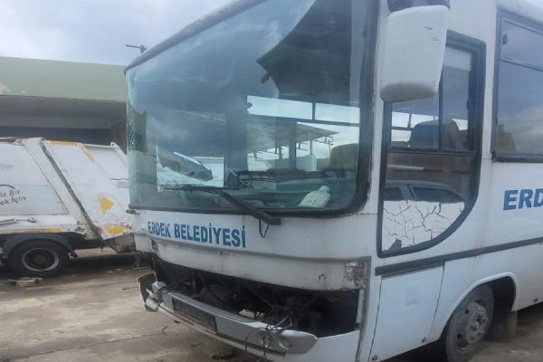 Belediye aracını çaldı 7 araca çarptı
