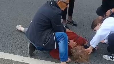 Edremit ilçesinde yolun karşısına geçmeye çalışan 92 yaşındaki kadın, otomobilin