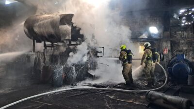 Balıkesir’in Altıeylül ilçesinde bulunan demir üretim atölyesinde çıkan yangın itfaiye