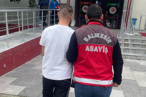 Balıkesir’de hırsızlık suçundan aranan şahıs kaçtı, kovalamaca sonucu yakalandı