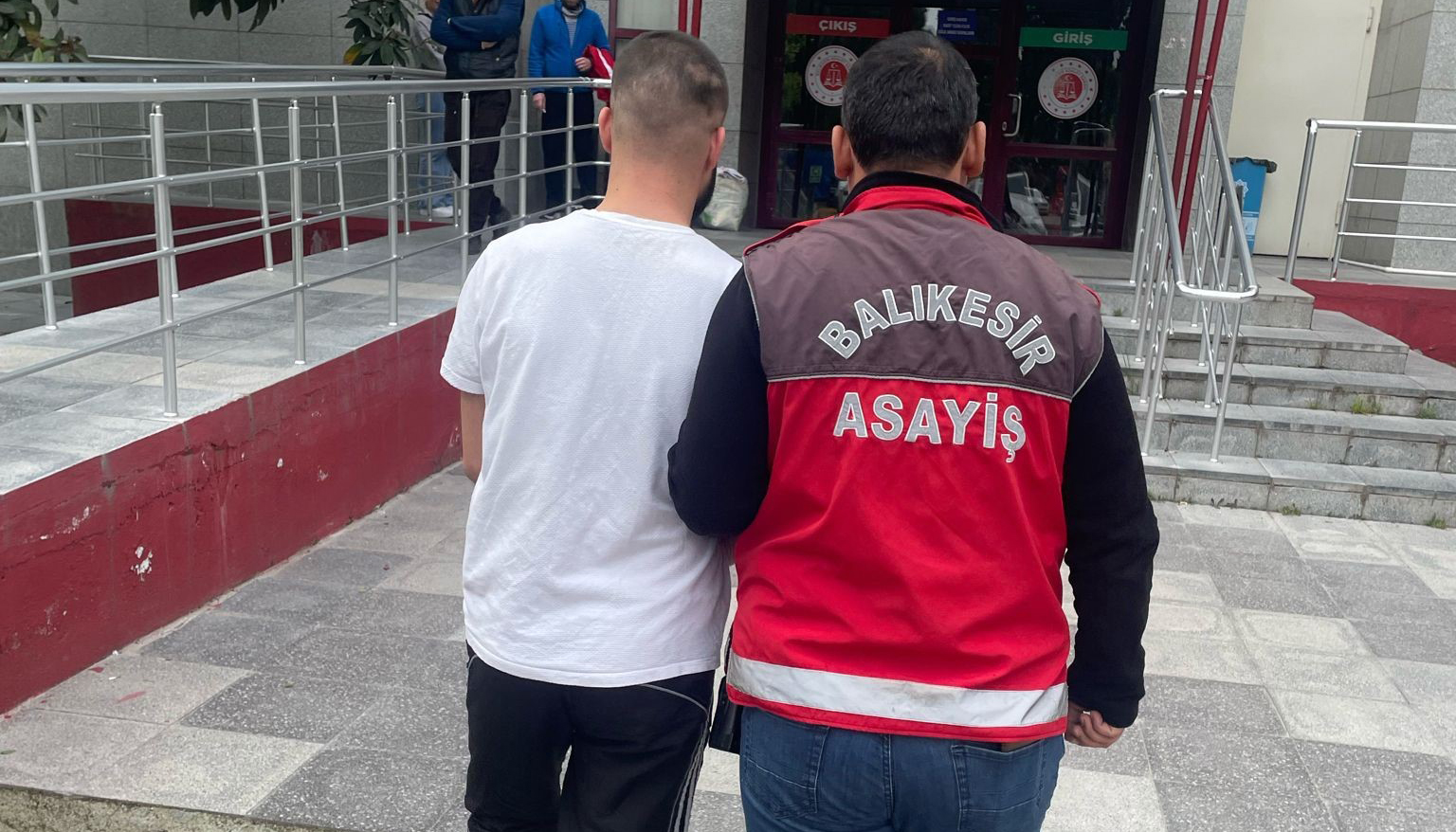 Balıkesir’de hırsızlık suçundan aranan şahıs kaçtı, kovalamaca sonucu yakalandı