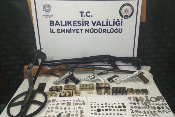 Erdek’te ruhsatsız silah ve tarihi eser operasyonu: 1 gözaltı