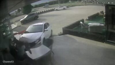 Balıkesir’in Edremit ilçesinde otomobil önce motosiklete ardından mağaza önünde oturan