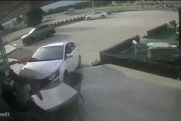 Önce motosiklet ile çarpıştı sonra mağazaya daldı