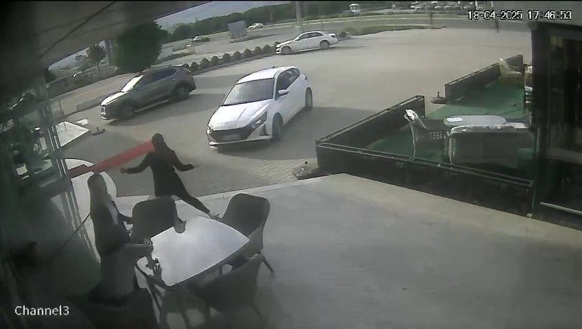 Balıkesir’in Edremit ilçesinde otomobil önce motosiklete ardından mağaza önünde oturan