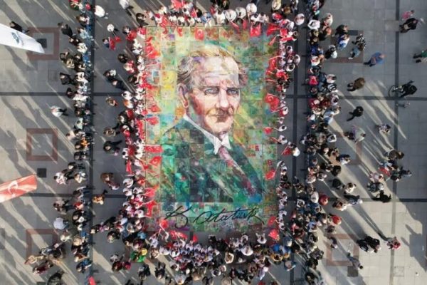  Cumhuriyet Meydanı’nda sanatla Atatürk sevgisi buluştu