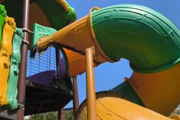 Çocuk parkındaki kaydırağı yakarak tahrip ettiler