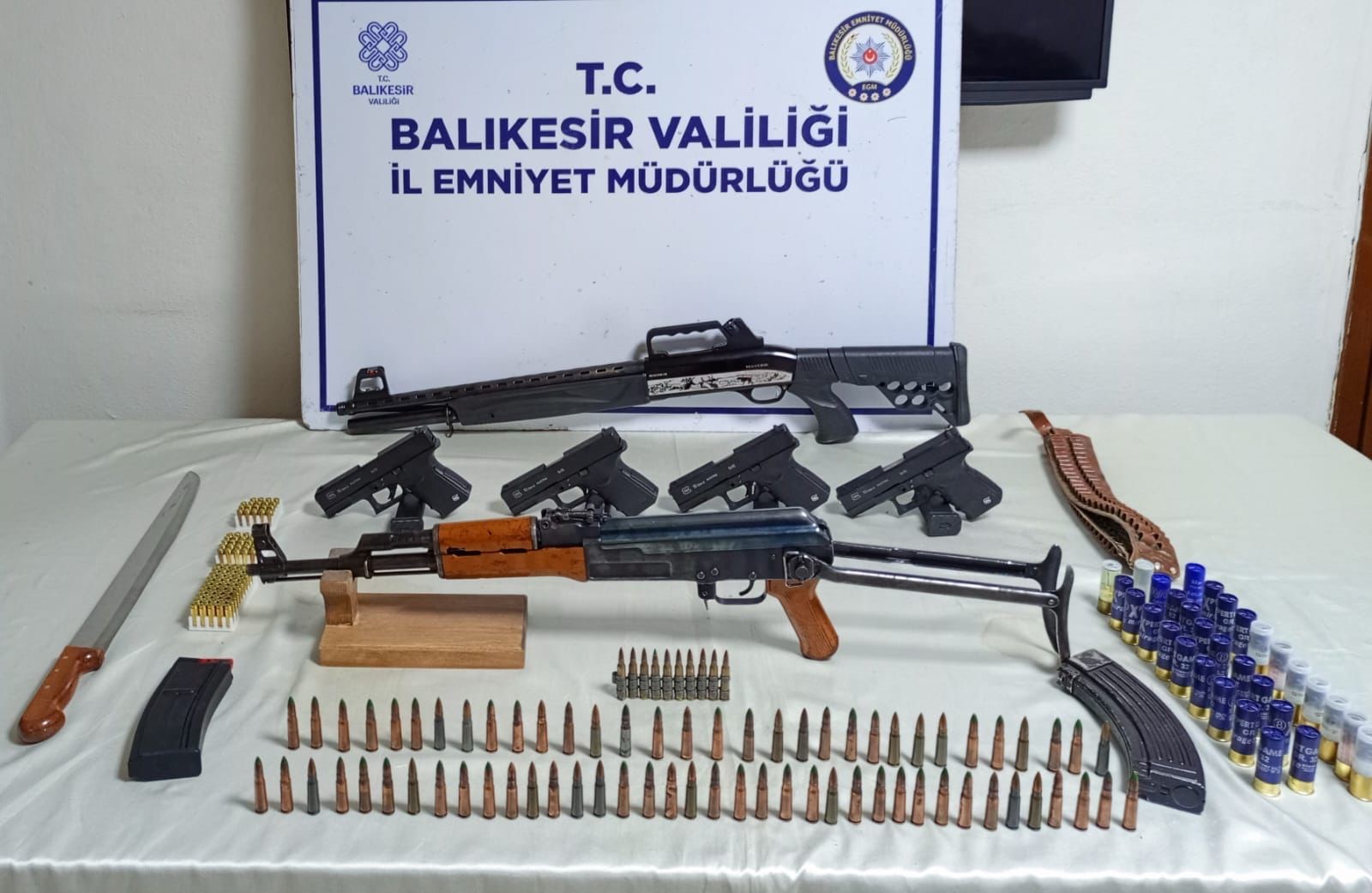 Bandırma’da operasyonda kalaşnikof ele geçirildi